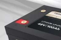 FORSTER 51,2V Lithium 100Ah LiFePO4 Premium Batterie | 200A-BMS-2.0 | 500A Bluetooth Mess-Shunt | 5120Wh | IP67